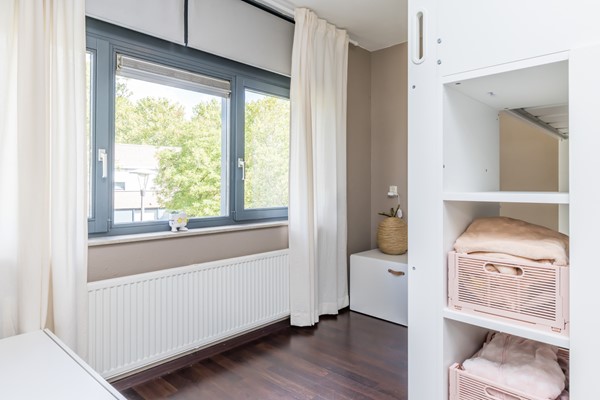 Foto - Verkocht onder voorbehoud: Instapklare ruime tussenwoning uit 1997 met 3 slaapkamers, moderne badkamer, tuin en garage in Heerlen